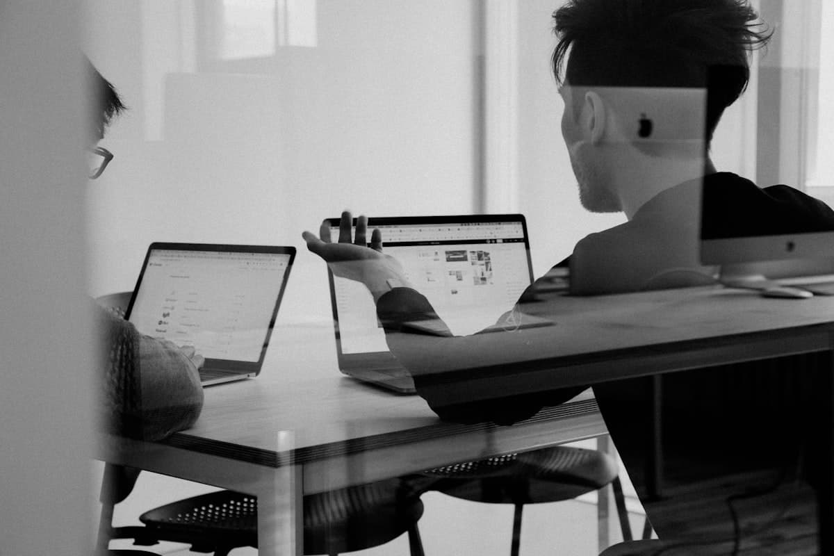 Discussion autour d’un ordinateur