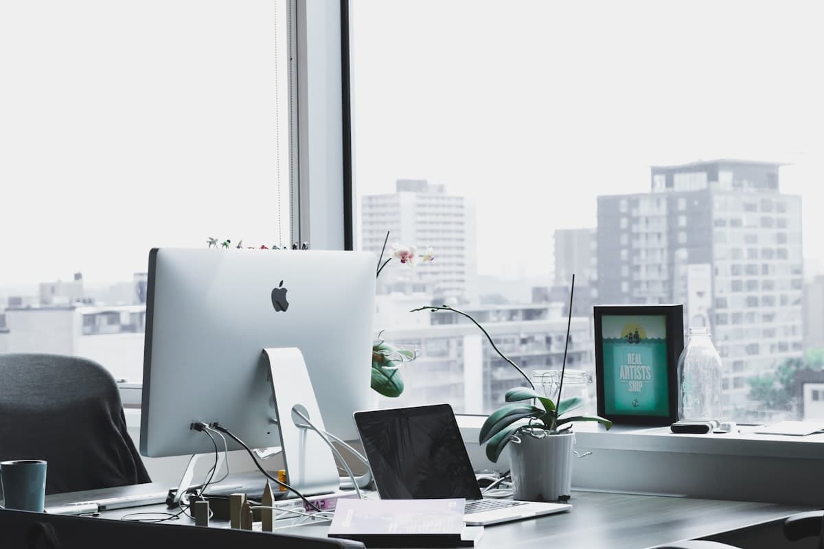 Bureau studio — vue sur ville