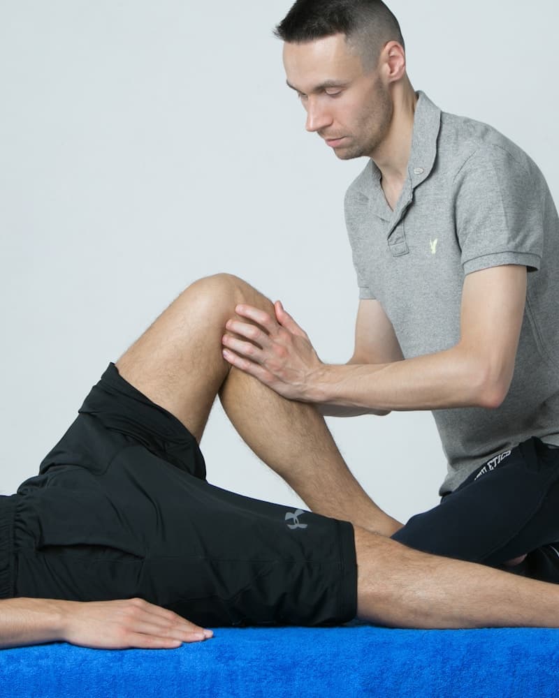 Kinésithérapeute en consultation